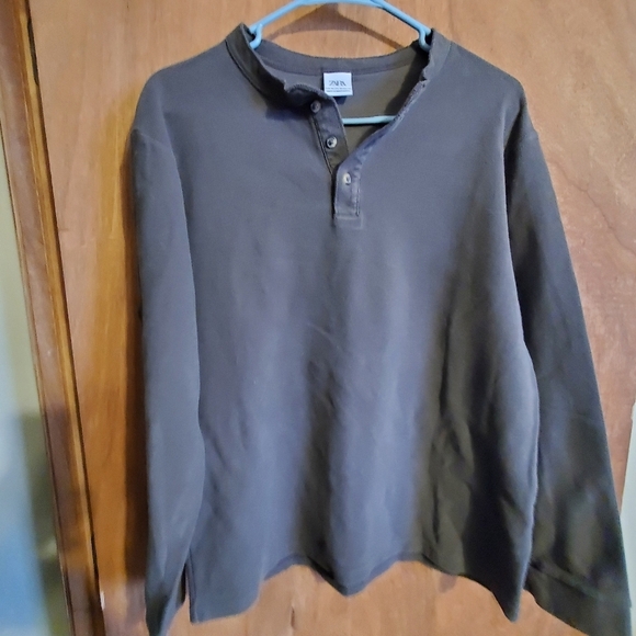 ZARA  sz med grey long sleeve . Mens vneck 3 button. - Picture 1 of 4